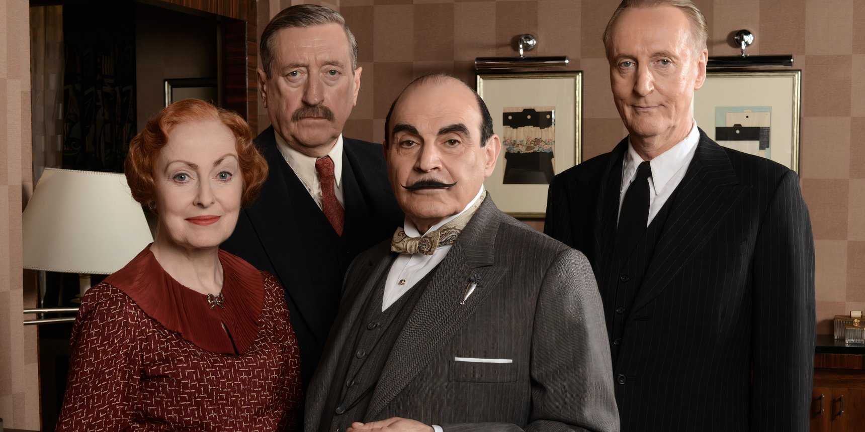 Lemon, Japp, Poirot e Hastings juntos olhando para a câmera no episódio de Poirot The Big Four