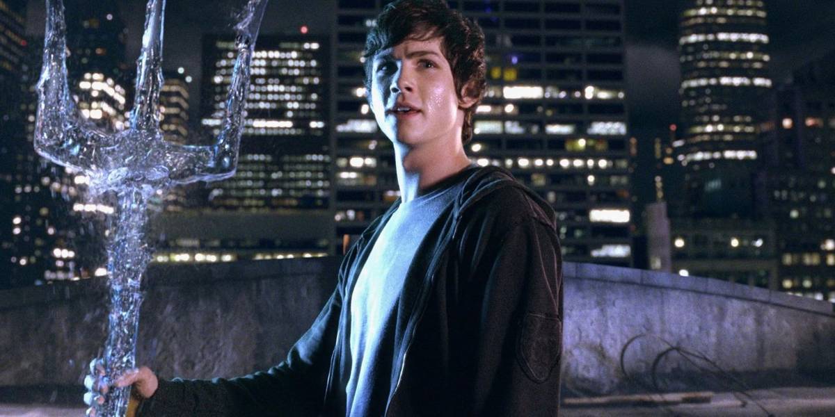 Logan Lerman como Percy Jackson segura o Tridente de Água em The Lightning Thief