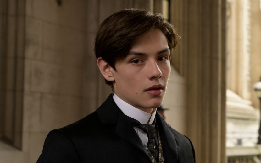 Louis Partridge ouve apoio da Variety por 007