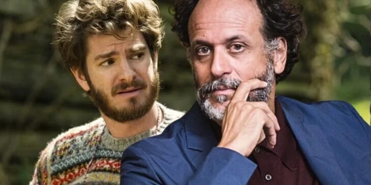 Luca Guadagnino no set de Artificial, foto de bastidores com monitor de filmagem e equipe ao redor