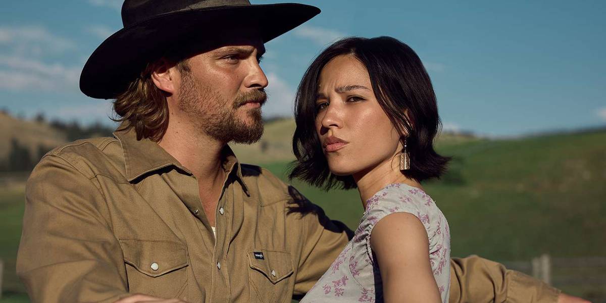 Luke Grimes como Kayce Dutton e Kelsey Asbille como Monica Long em Yellowstone Temporada 5