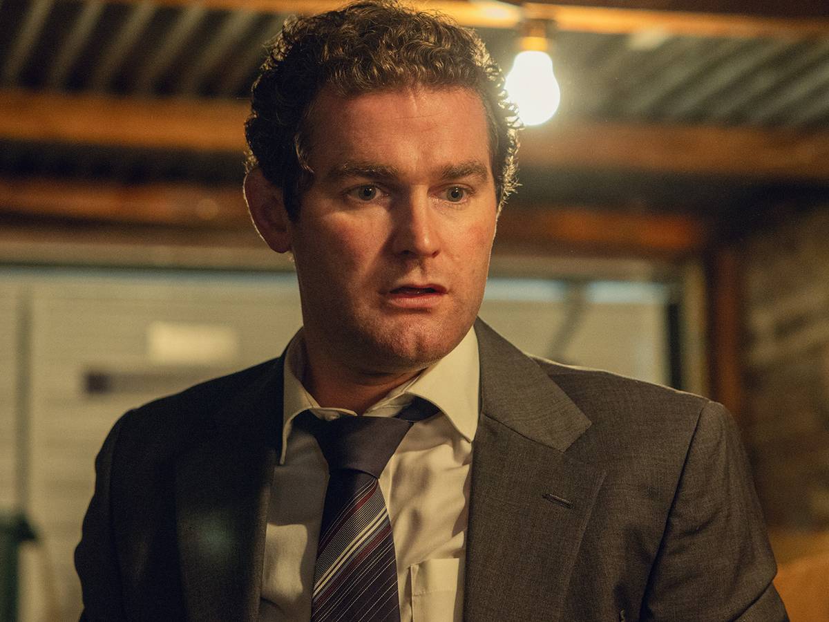 Montagem com cenas de ação no estilo espionagem, perseguição e combate corpo a corpo em série da Netflix