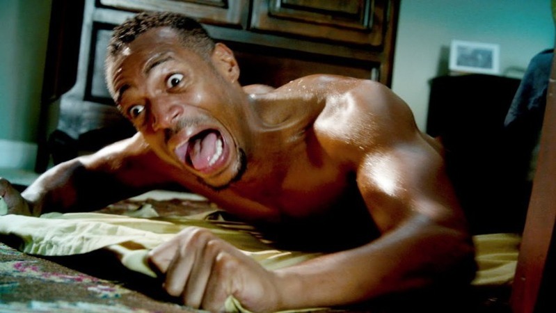 Marlon Wayans jovem em montagem ao lado do uniforme de Robin de Batman Eternamente, arte de bastidor com clima anos 1990