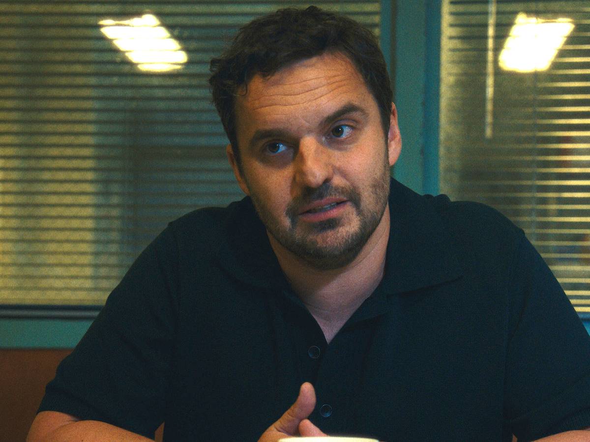 Cena com Paula e Karl em confronto emocional, clima de disputa familiar e tensão psicológica