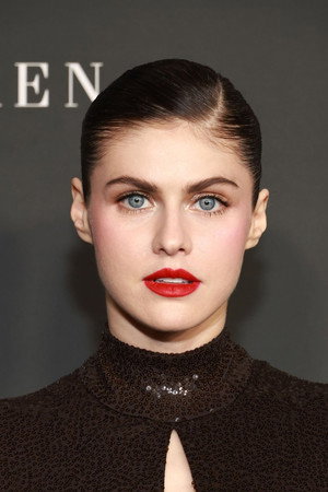 Alexandra Daddario, atriz que interpreta a Dra. Rowan Fielding em As Bruxas Mayfair