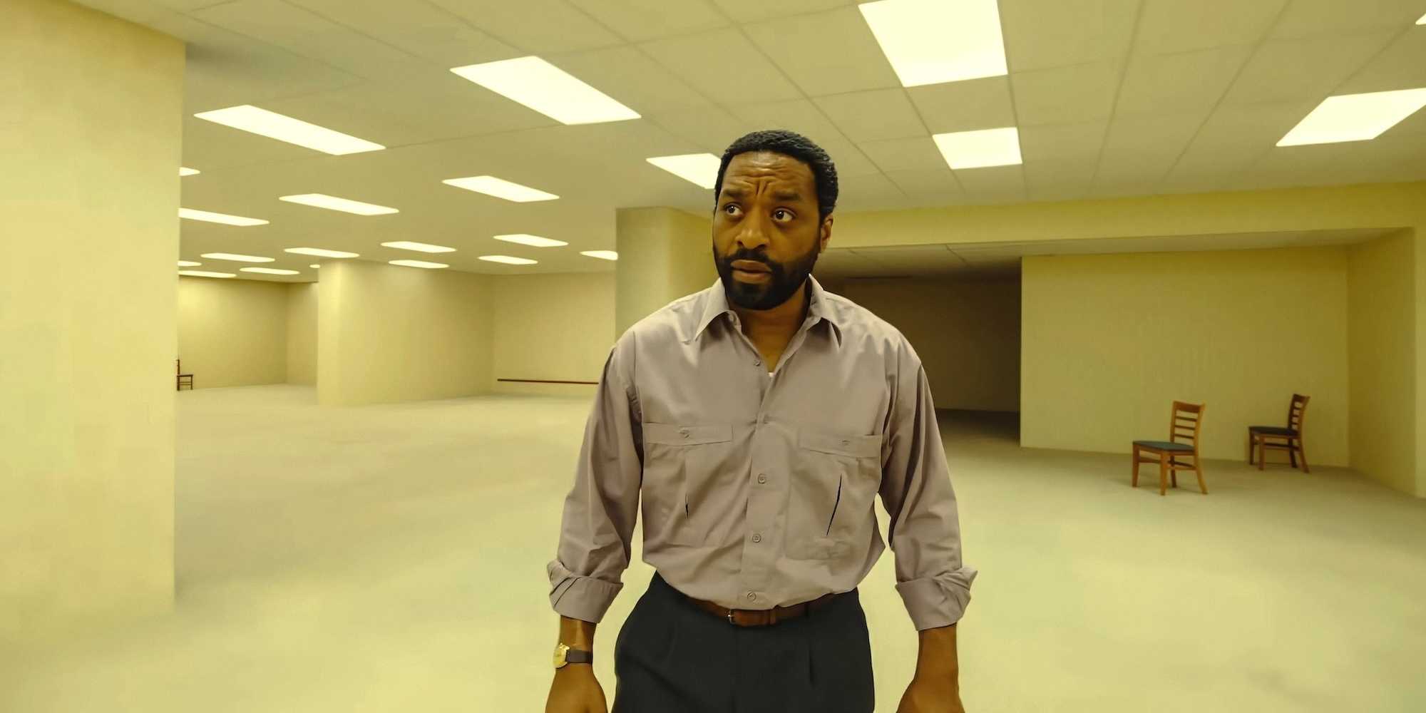 Chiwetel Ejiofor walking around a room in Backrooms.