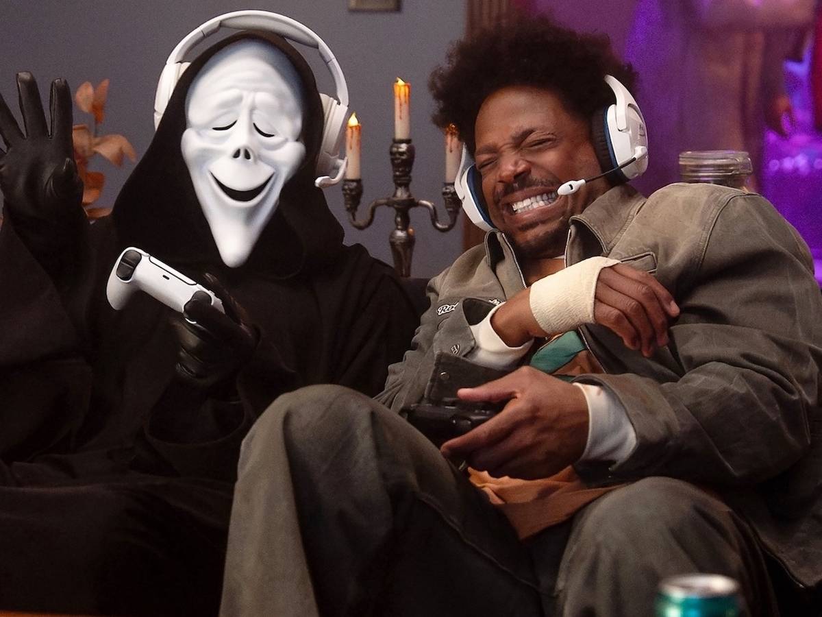 Cena de Todo Mundo em Pânico 6 satirizando filmes de terror recentes com Shorty e Ray em destaque