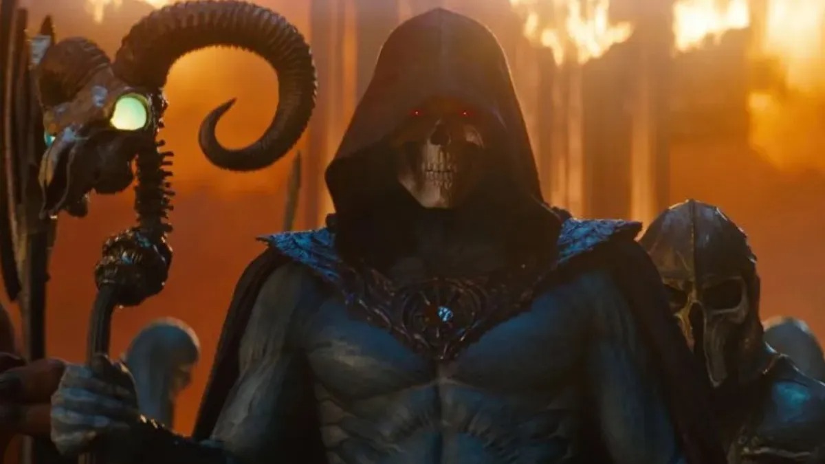Nicholas Galitzine como He-Man em cena de ação do live-action, espada erguida e visual inspirado em Eternia