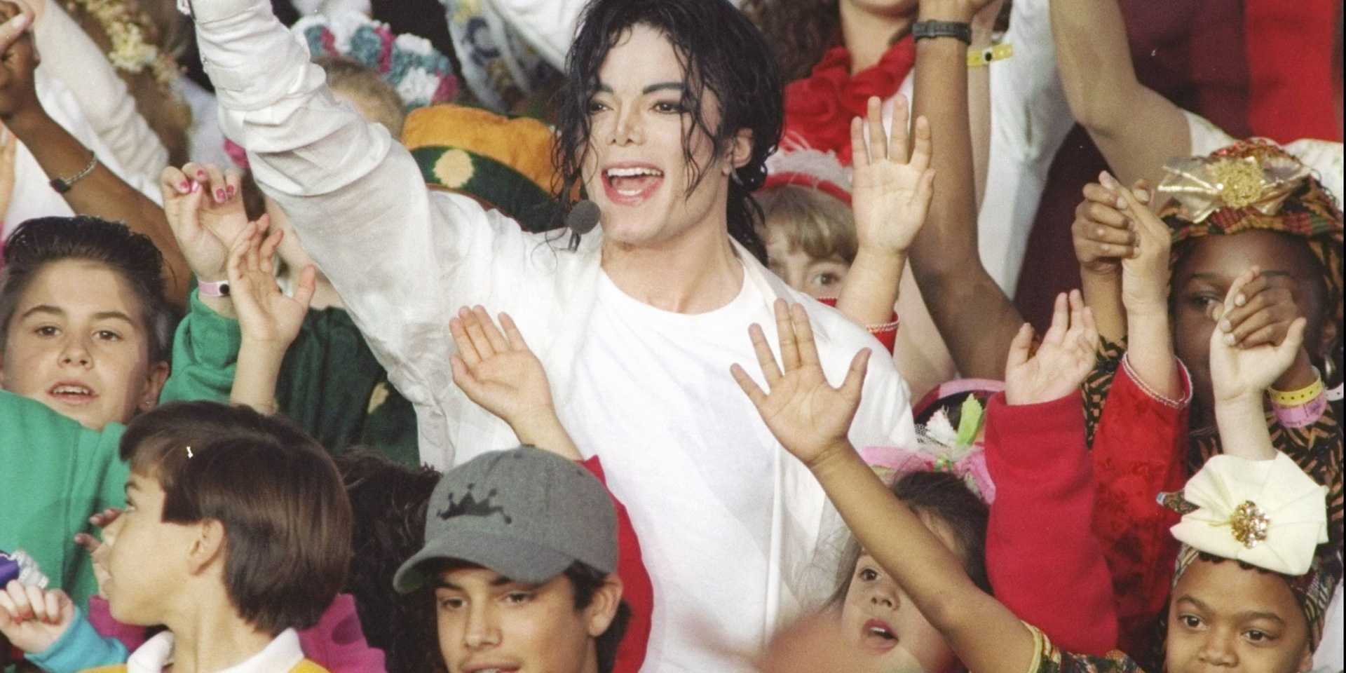 Michael Jackson passa tempo com as crianças de Neverland.