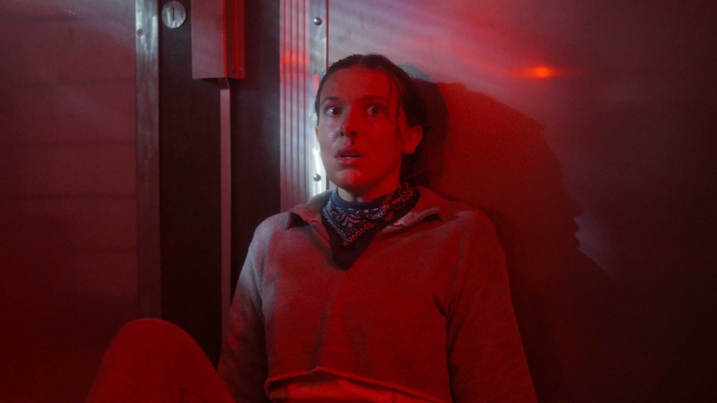 Eleven de Millie Bobby Brown parecendo assustada em Stranger Things temporada 5