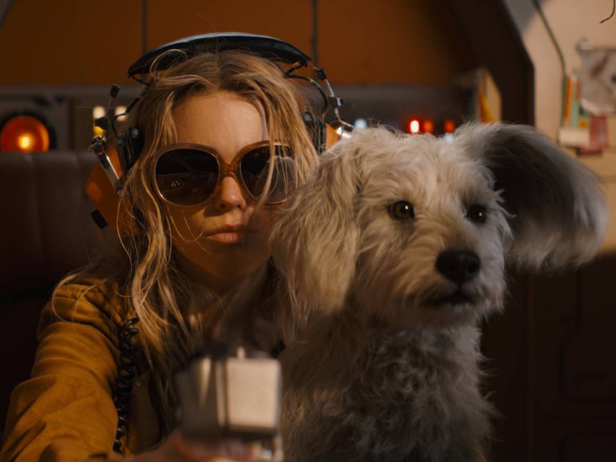 Milly Alcock como Supergirl em cena de aventura cósmica, com clima leve e irreverente