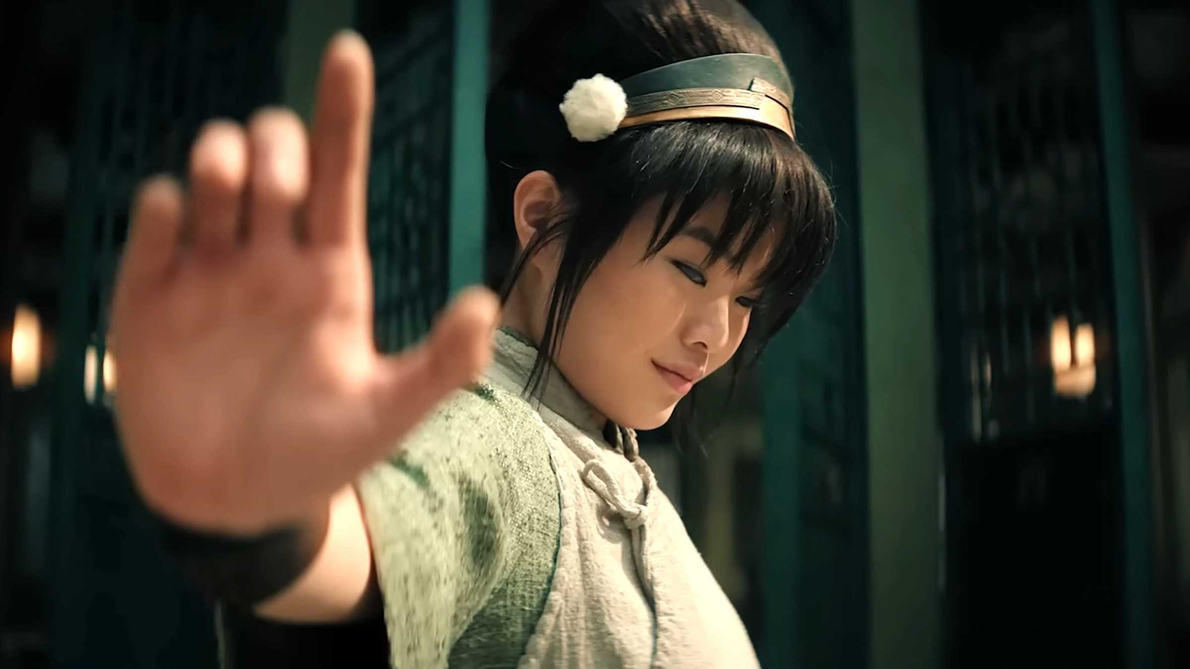Toph de Miyako sorrindo maliciosamente e levantando a mão em uma pose de dobra em Avatar: The Last Airbender temporada 2