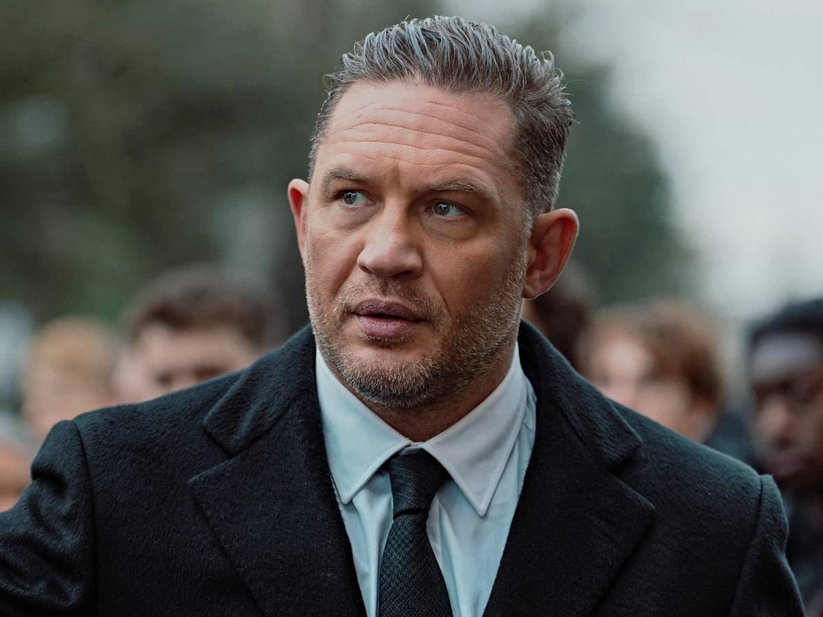 Elenco de Terra da Máfia reunido em cena tensa de mesa, clima de conspiração e poder