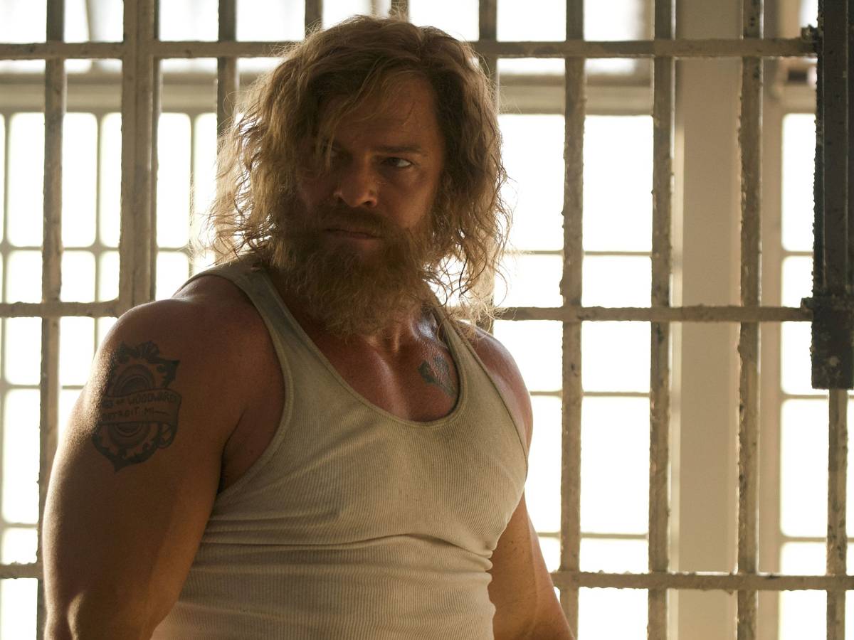 Pôster oficial de Motor City com Alan Ritchson em destaque, carros clássicos e clima sombrio setentista