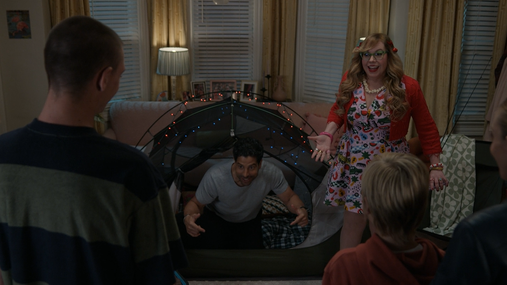 Cena de Criminal Minds temporada 19 episódio 3, "Body Count", onde Luke Alvez e Penelope Garcia estão na sala colorida dela, tendo montado uma barraca e luzes de corda para JJ e seus filhos.