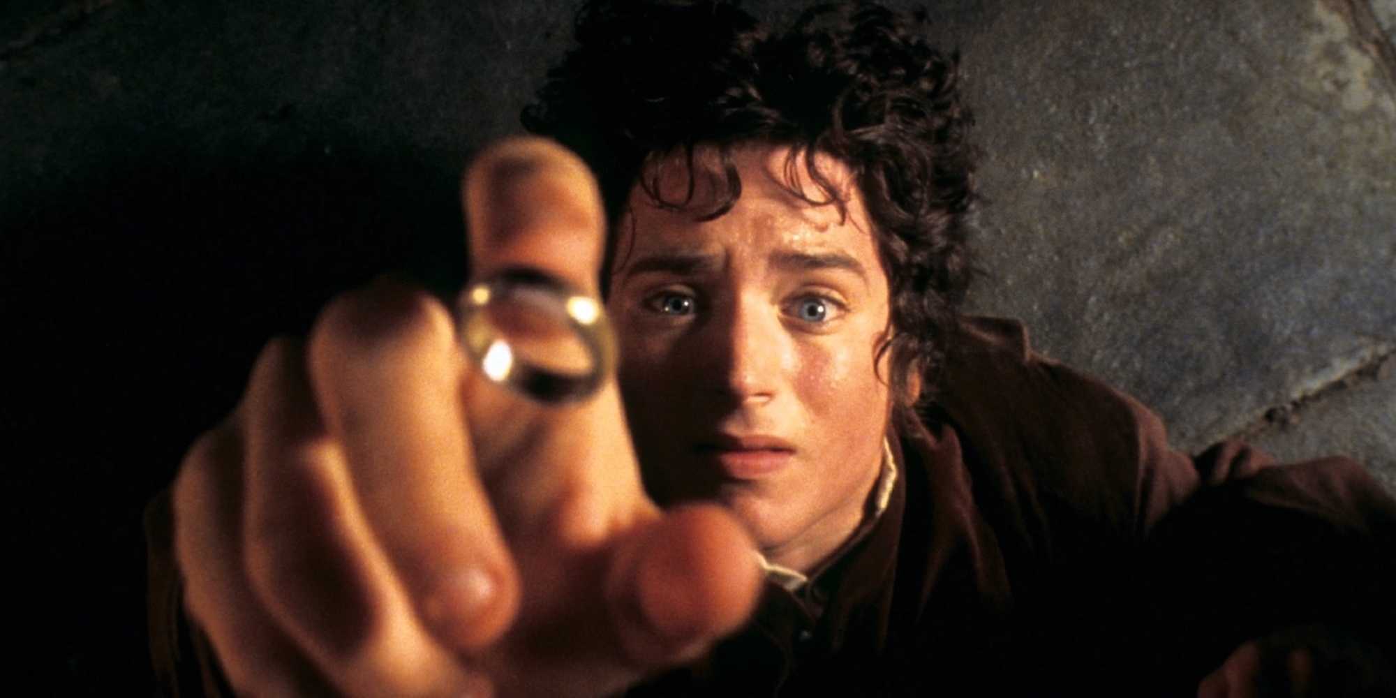 Elijah Wood como Frodo colocando o anel no dedo em The Lord of the Rings: The Fellowship of the Ring