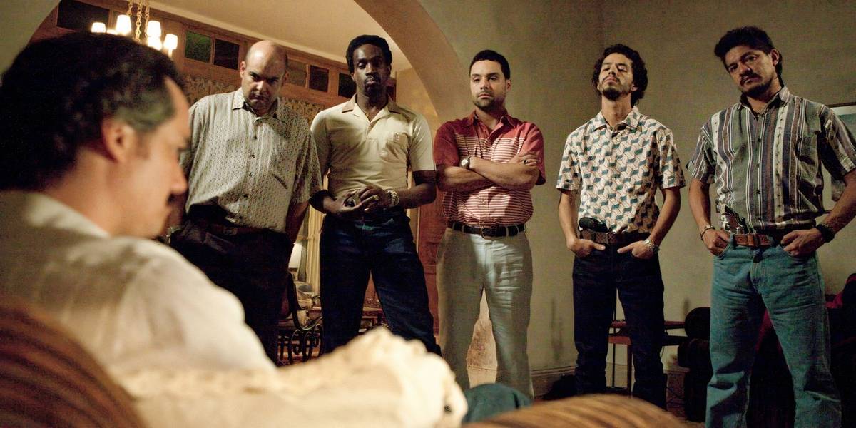 Wagner Moura como Pablo Escobar está prestes a ordenar a seus homens que realizem um grande trabalho para ele em Narcos.
