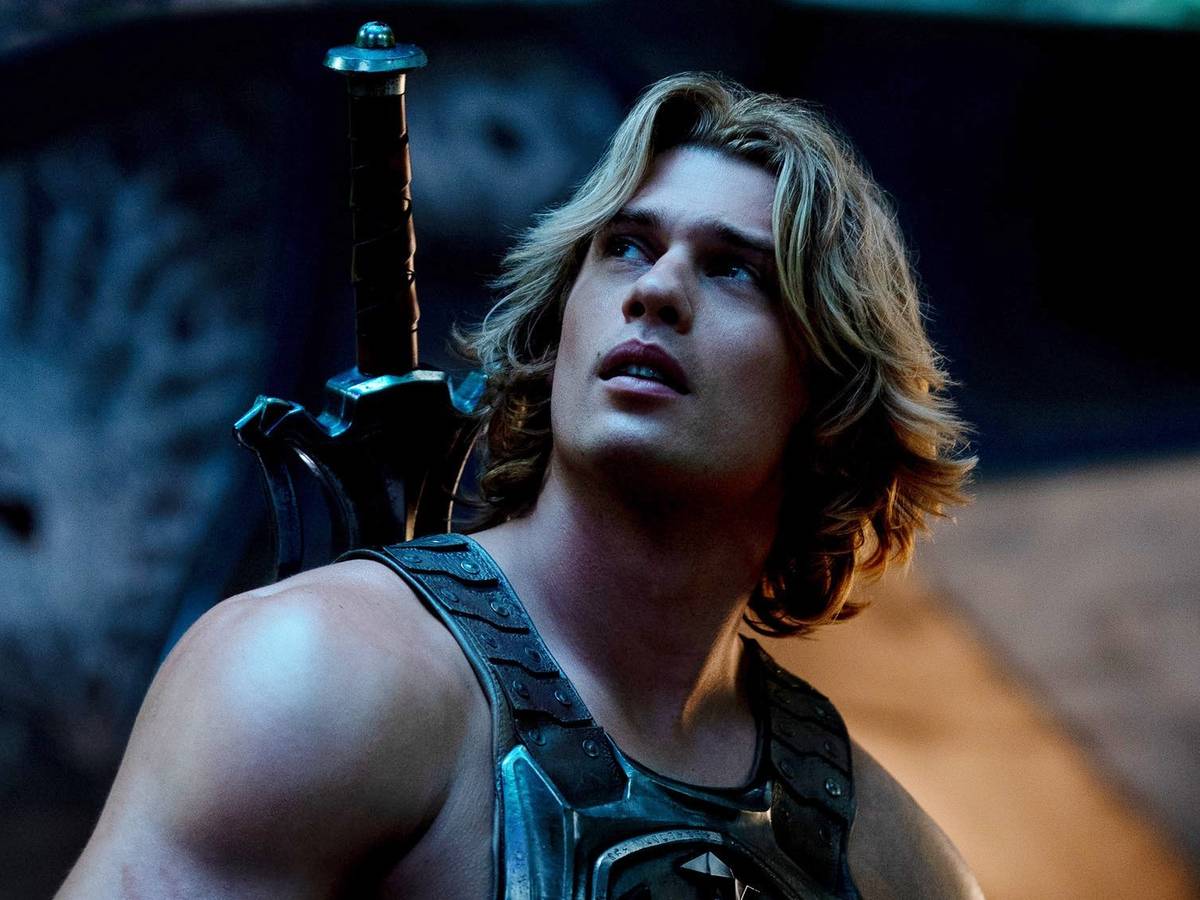 Comparativo visual entre o Mestres do Universo de 1987 com Dolph Lundgren e o reboot de 2026 com Nicholas Galitzine