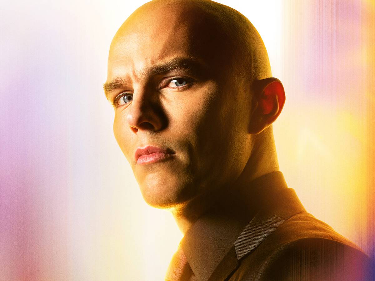 Close do warsuit de Lex Luthor com destaque para o símbolo da ARGUS no peito