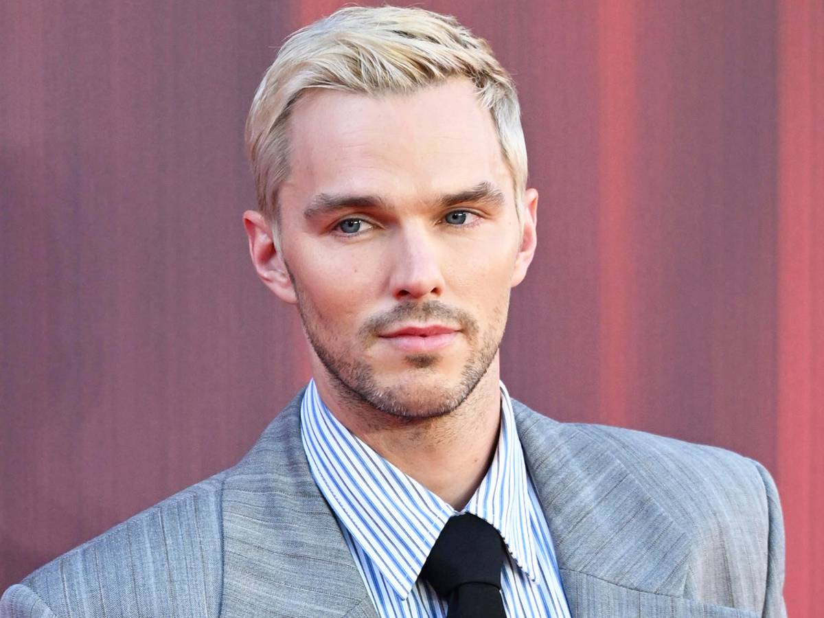 Elenco principal de Como Roubar um Banco reunido em imagem promocional com Nicholas Hoult, Zoë Kravitz e Anna Sawai em destaque