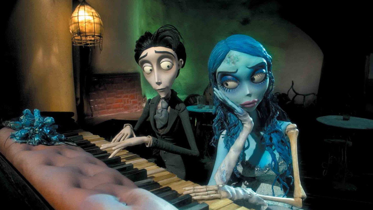 Boneco de noivo tocando piano ao lado de noiva de cabelos azuis em taverna iluminada