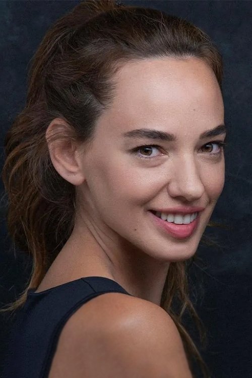 Seda Bakan como Leyla, uma das três amigas de Uma Nova Mulher