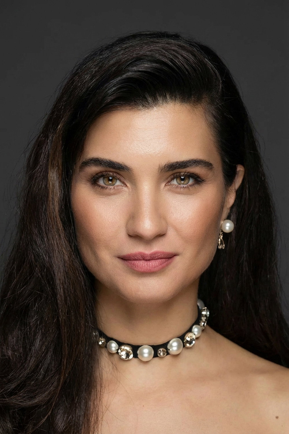 Tuba Büyüküstün como Ada, personagem principal de Uma Nova Mulher
