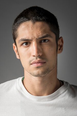 Gabriel Leone como Bobbi em O Agente Secreto