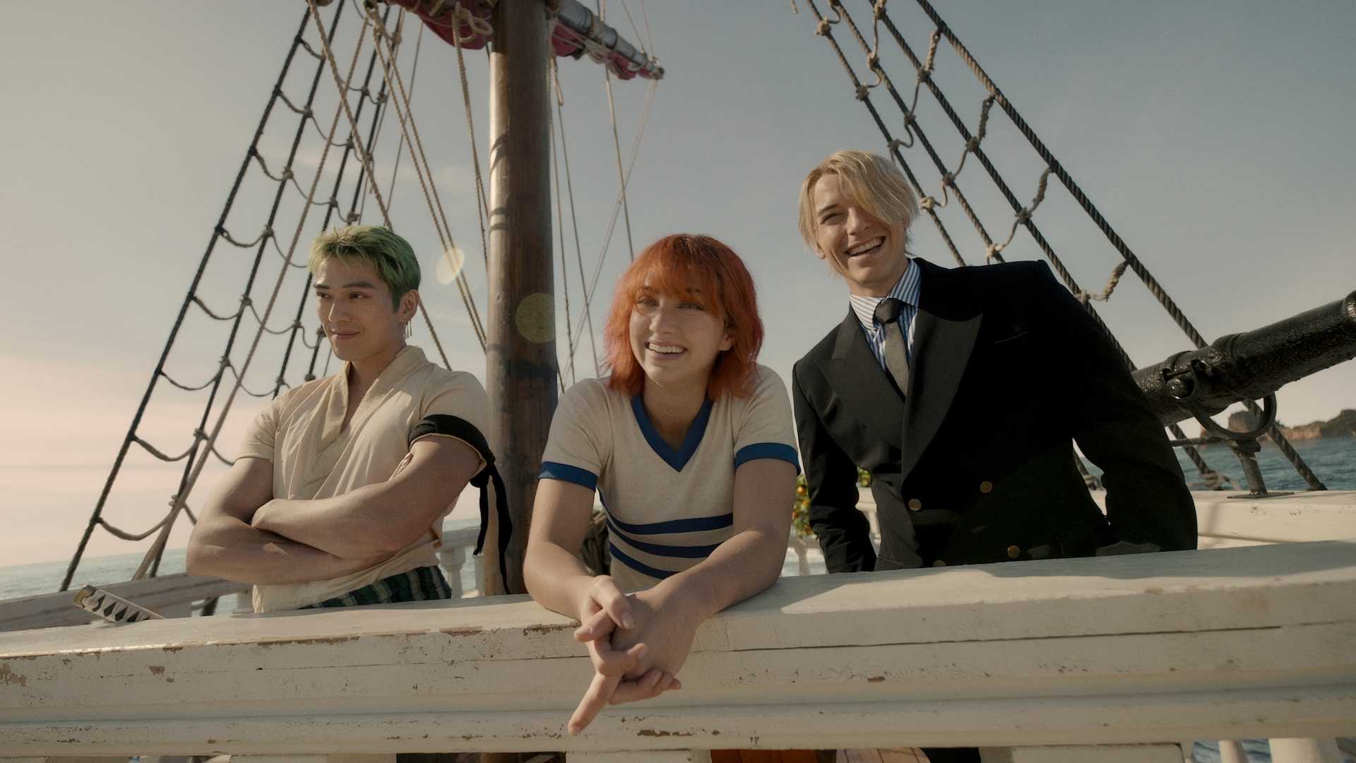 Zoro, Nami e Sanji parecendo felizes enquanto estão no convés do Going Merry