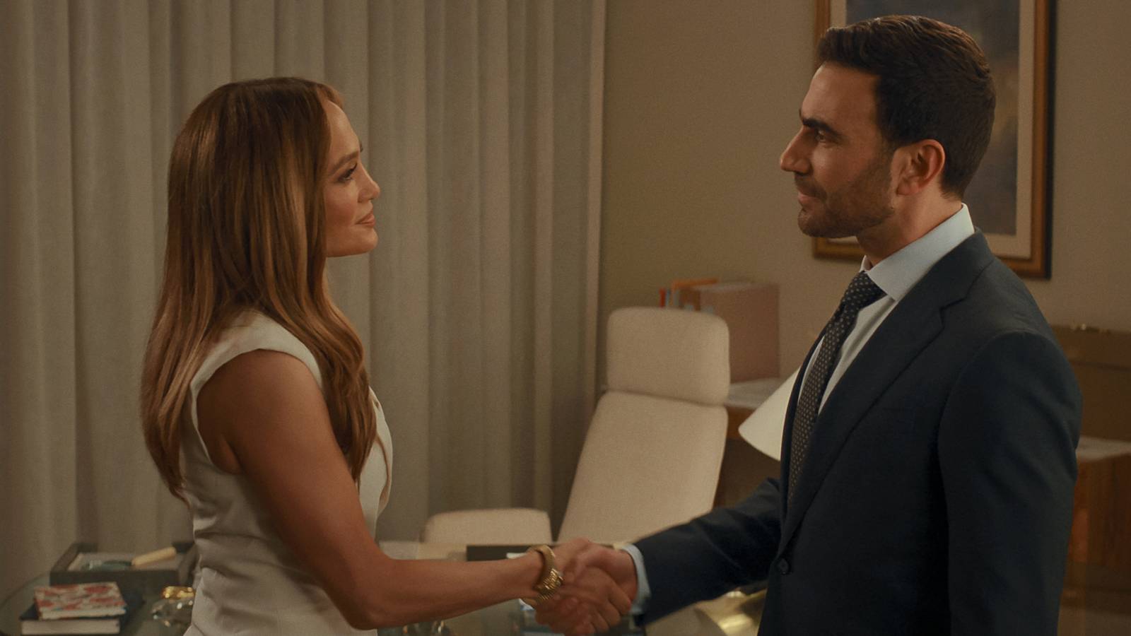 Poster oficial de Paixão de Escritório da Netflix com Jennifer Lopez e Brett Goldstein em clima de romance no escritório