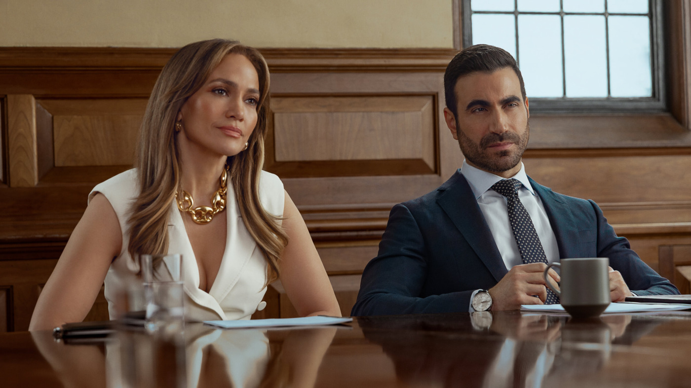 Cena romântica de Paixão de Escritório com os protagonistas em ambiente corporativo, clima leve de comédia romântica