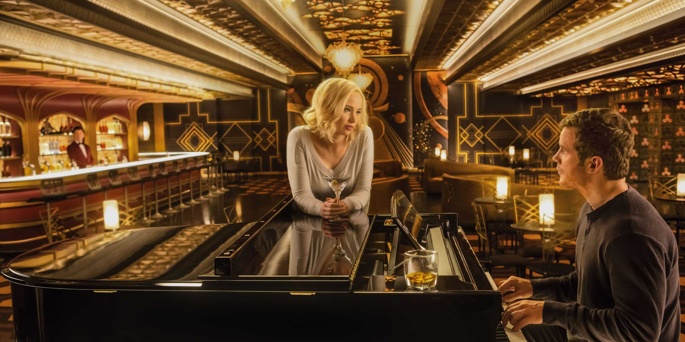 Aurora observando Jim ao piano em Passengers