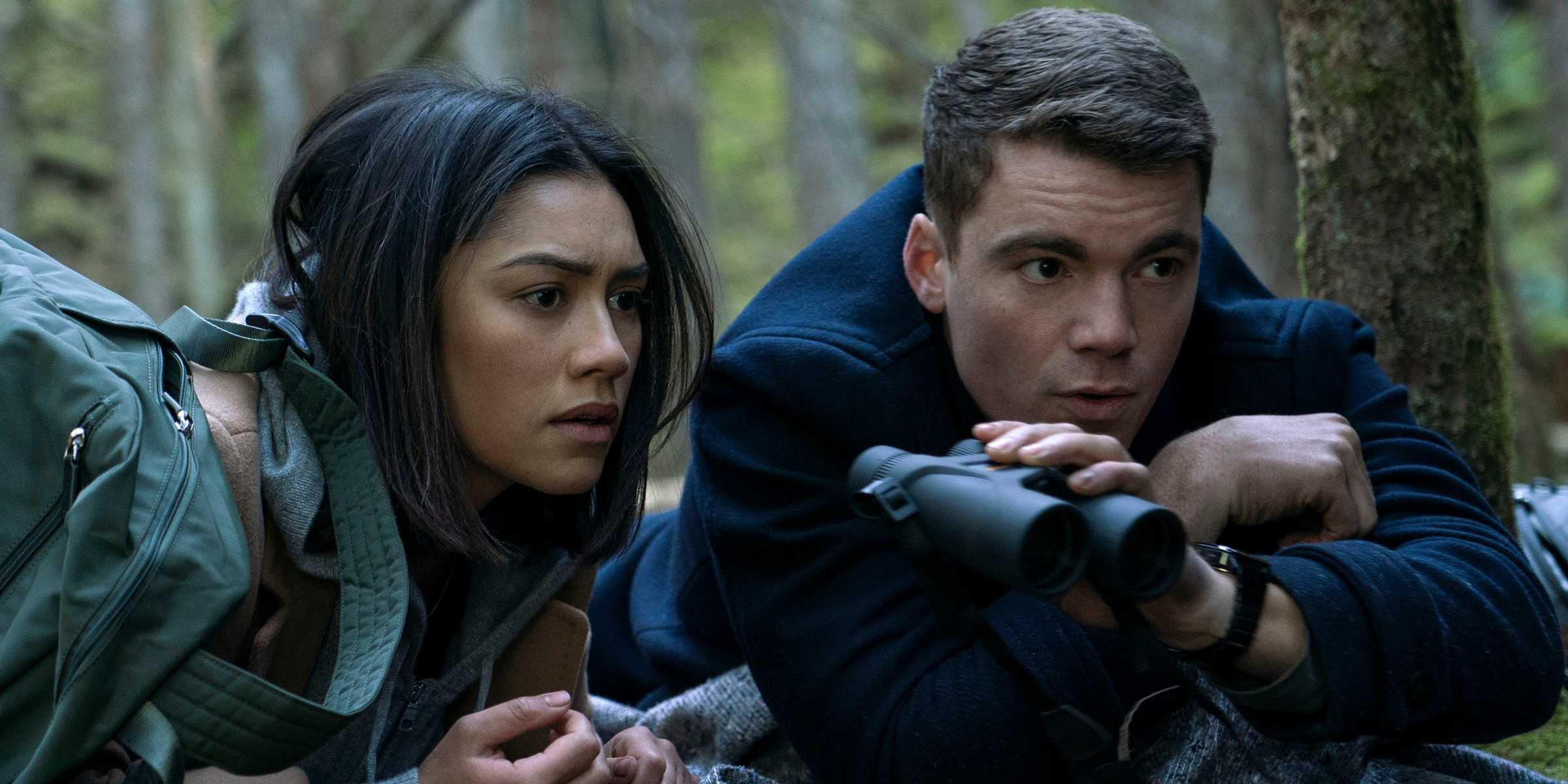 Peter e Rose olhando através de binóculos em The Night Agent