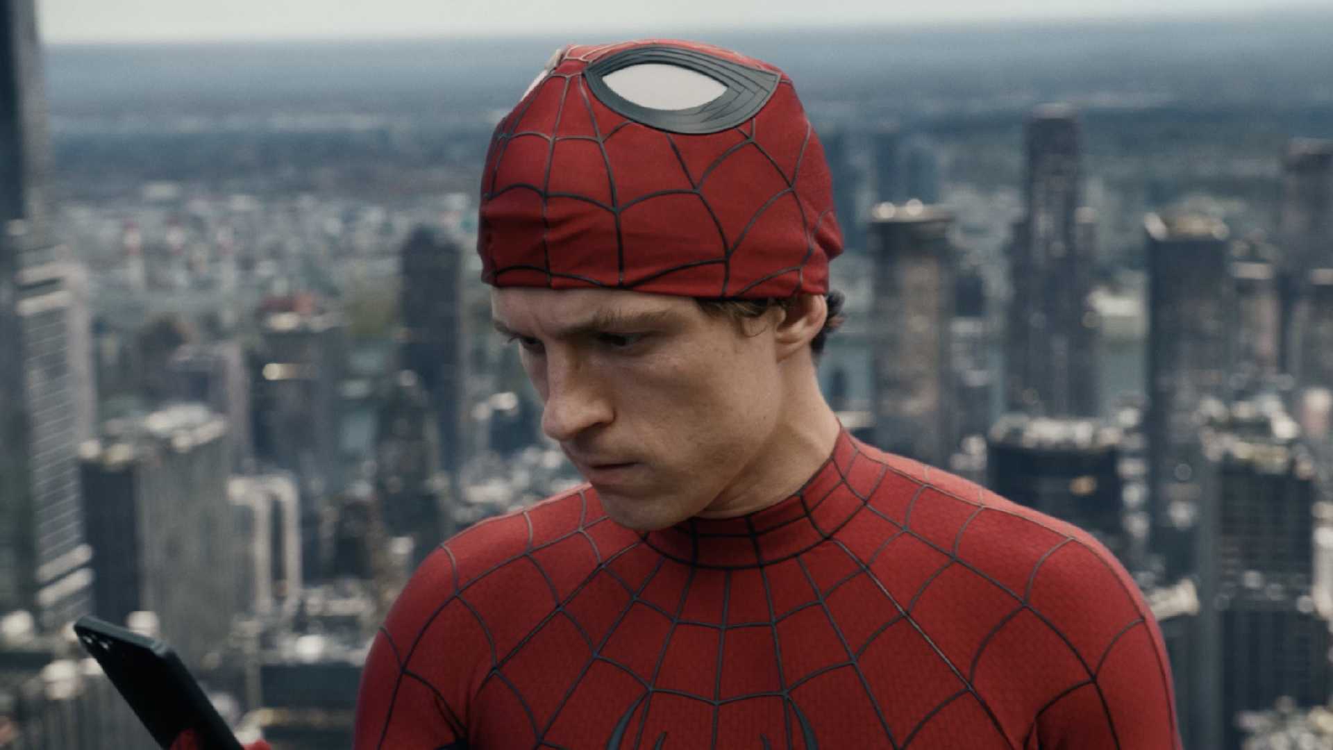Peter Parker olhando para o celular em Spider-Man Brand New Day
