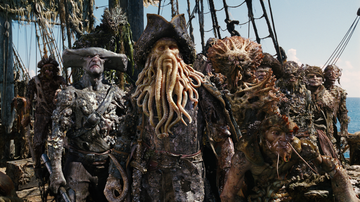 Cena de bastidores de Piratas do Caribe: A Maldição do Pérola Negra com navio em alto-mar e equipe de filmagem