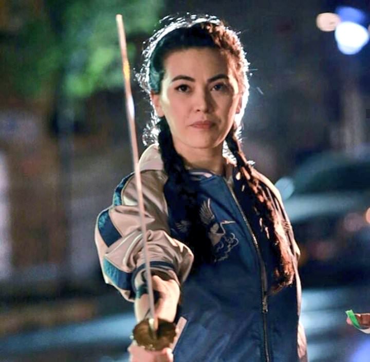 Jessica Henwick como Colleen Wing em cena de luta de Punho de Ferro, imagem promocional oficial