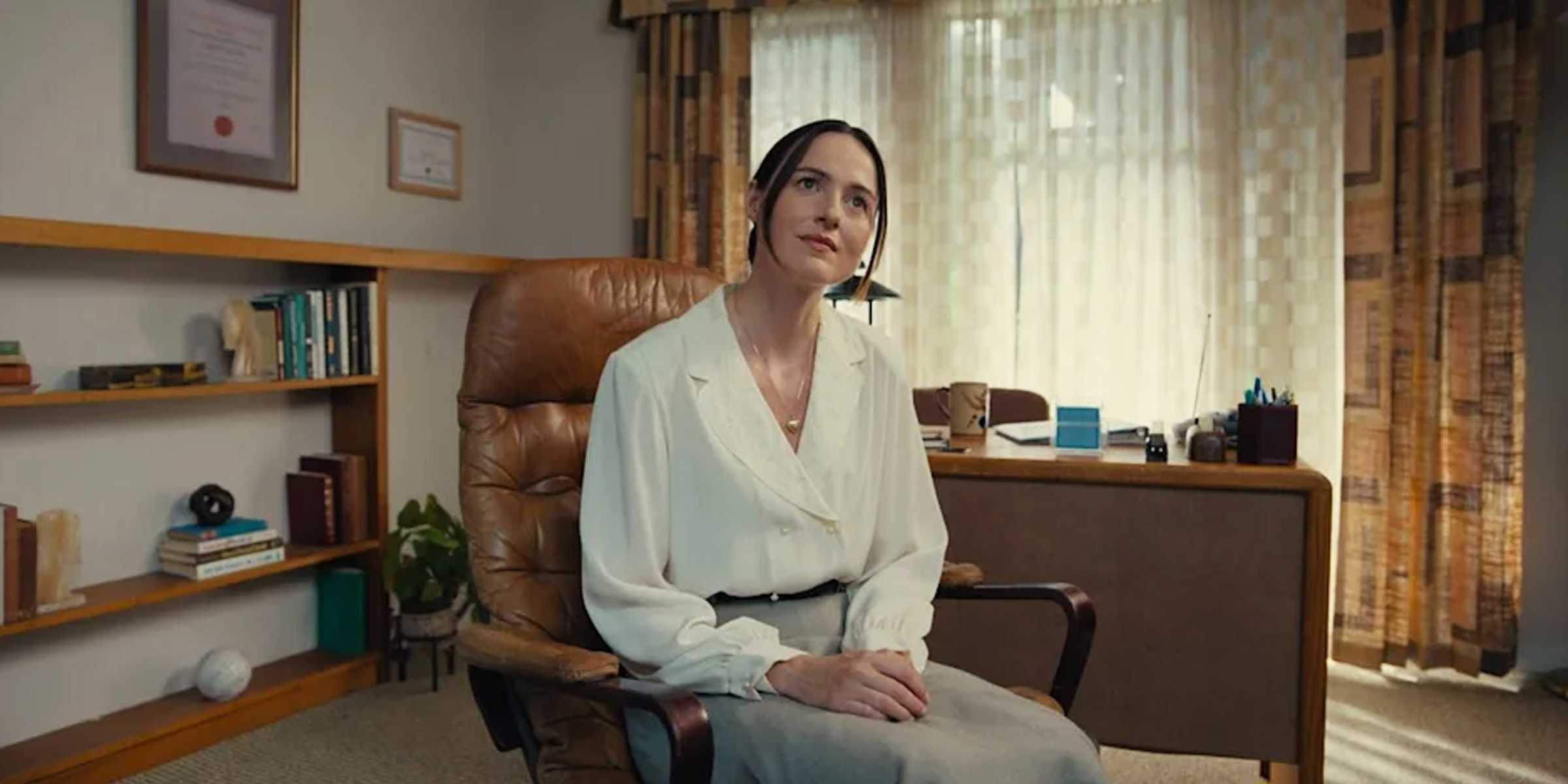 Renate Reinsve como Mary Kline em seu escritório nos Backrooms