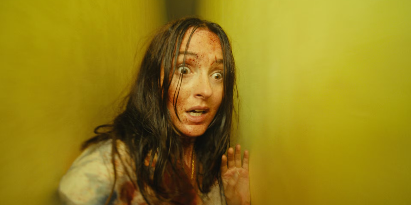 Mary Kline caminhando sozinha por um corredor amarelo dos Backrooms, luz fria e atmosfera liminal