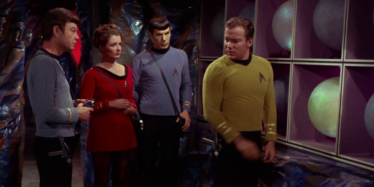 Star Trek: The Original Series, "Return To Tomorrow" - William Shatner como Capitão James T. Kirk, DeForest Kelley como Dr. Leonard Bones McCoy, Diana Muldaur como Dra. Ann Mulhaul, Leonard Nimoy como Spock