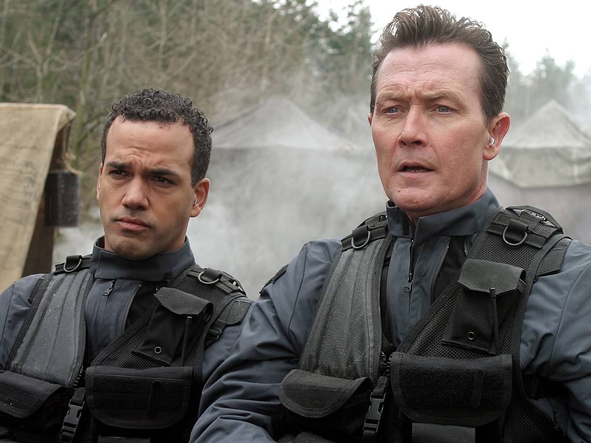 Elenco principal de Stargate SG-1 reunido em foto oficial de divulgação da série