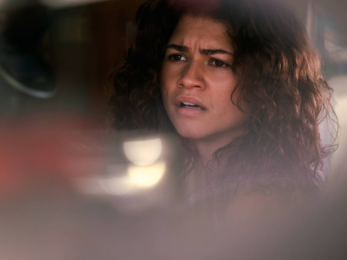 Rue Bennett (Zendaya) parecendo nervosa na 3ª temporada de Euphoria
