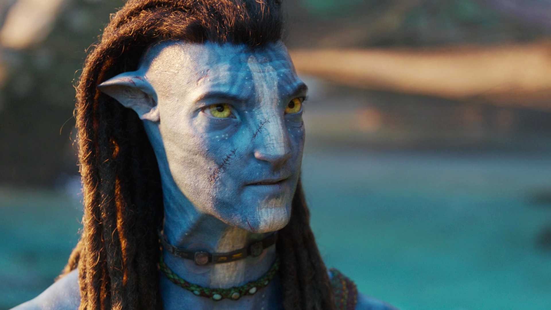 Sam Worthington com expressão séria como Jake em Avatar Fire and Ash