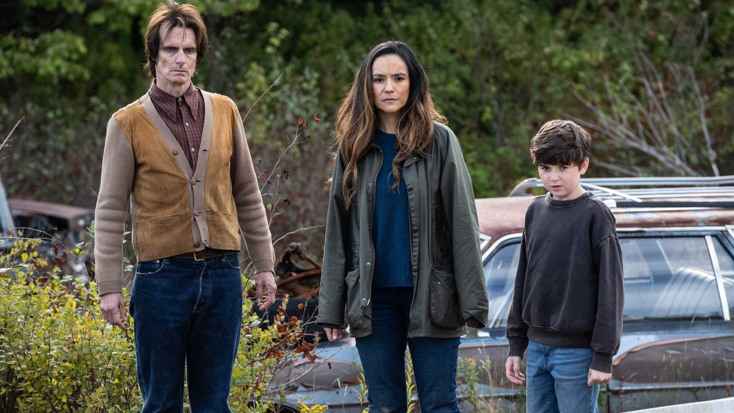 Scott McCord como Victor, Catalina Sandino Moreno como Tabitha, e Simon Webster como Ethan em From