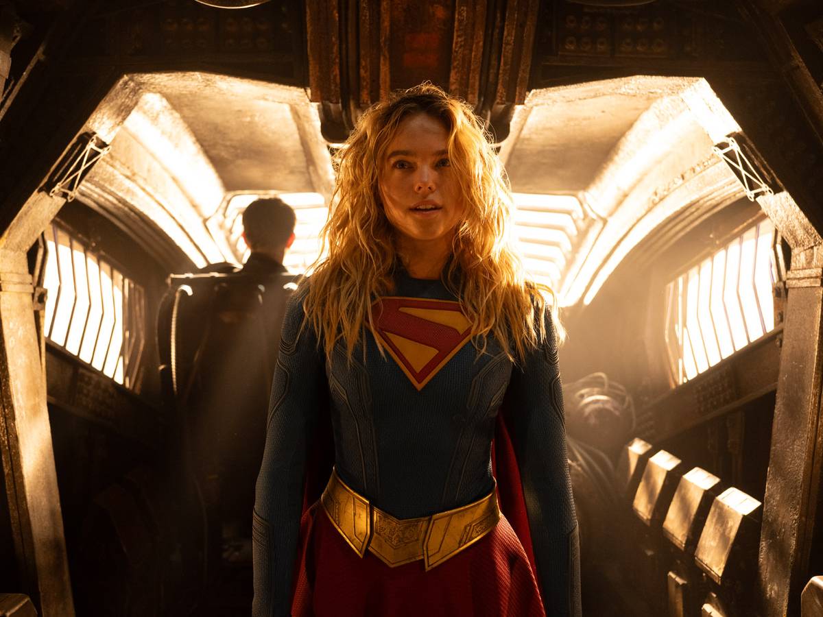 Jason Momoa como Lobo ao lado de Milly Alcock como Supergirl, montagem promocional com clima de western espacial