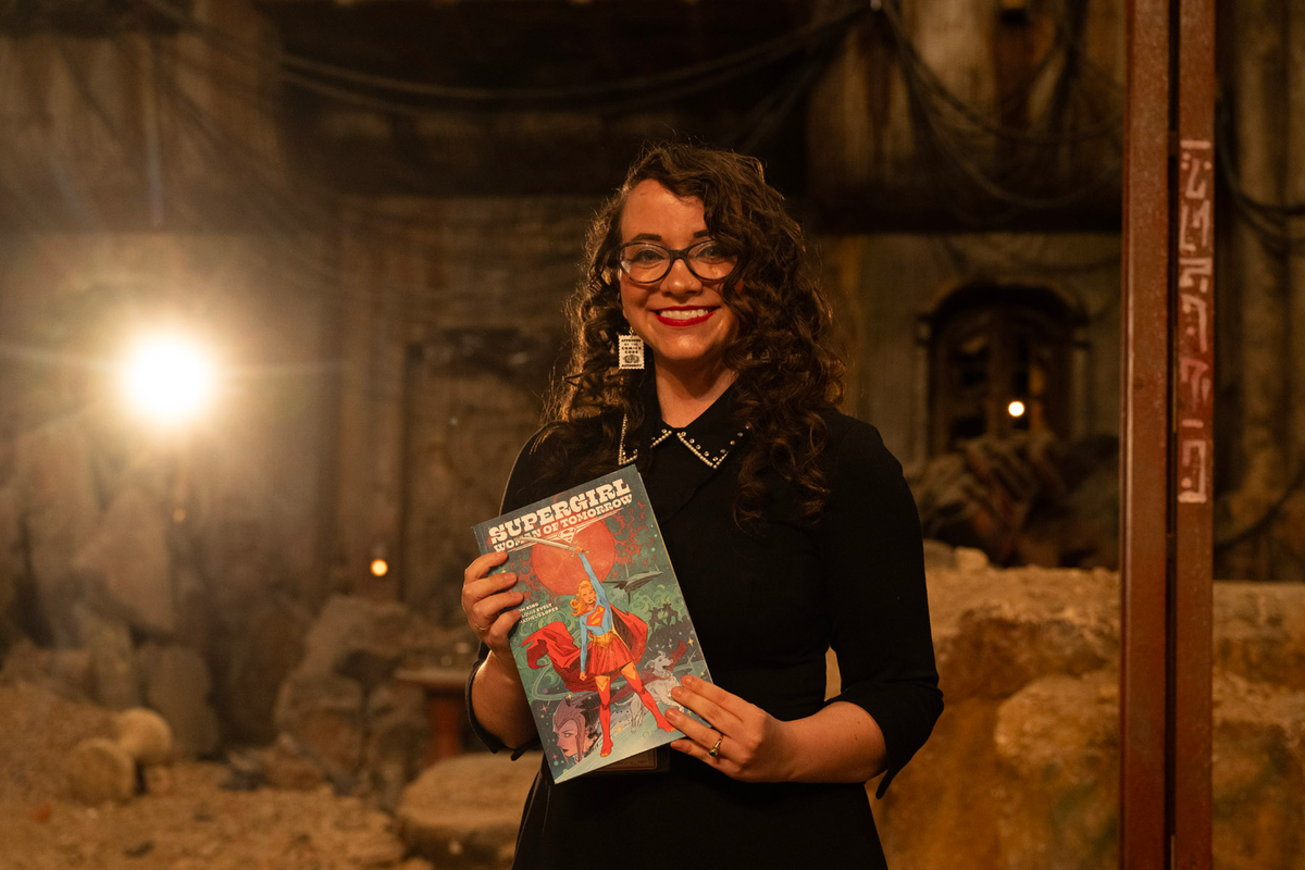 Allison Hambrick no set de Supergirl do DCU para Screen Rant