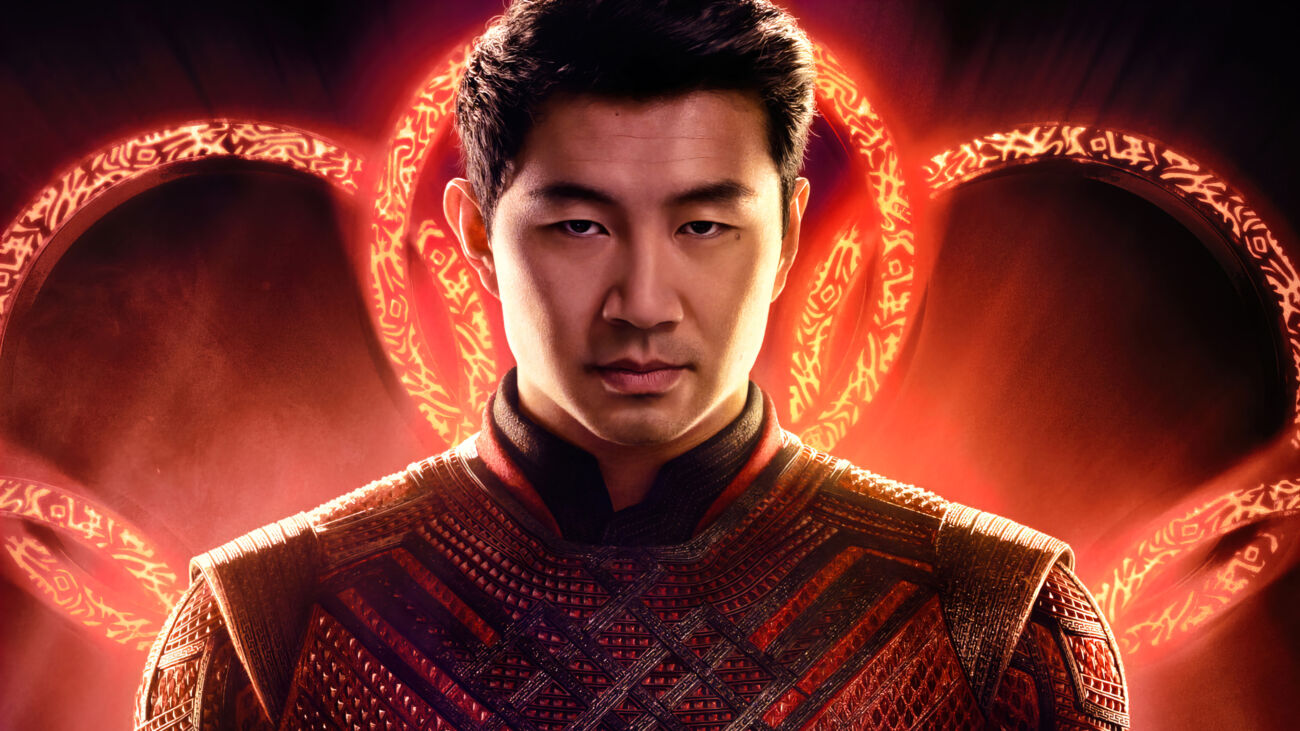 Pôster oficial de Shang-Chi e a Lenda dos Dez Anéis com Simu Liu em destaque
