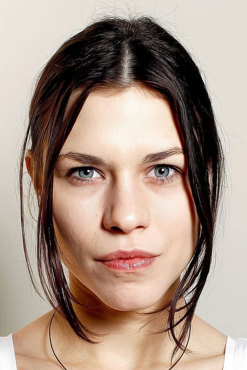 Ana Ularu como Katya em Sibéria