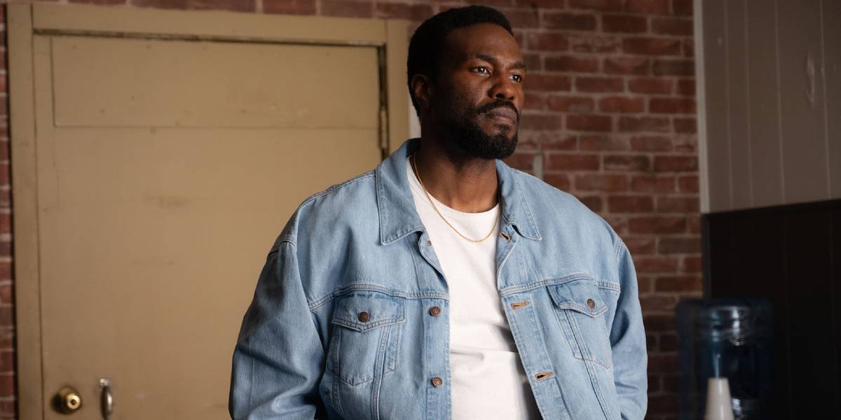 Simon Williams (Yahya Abdul-Mateen II) está em seu apartamento em Marvel's Wonder Man
