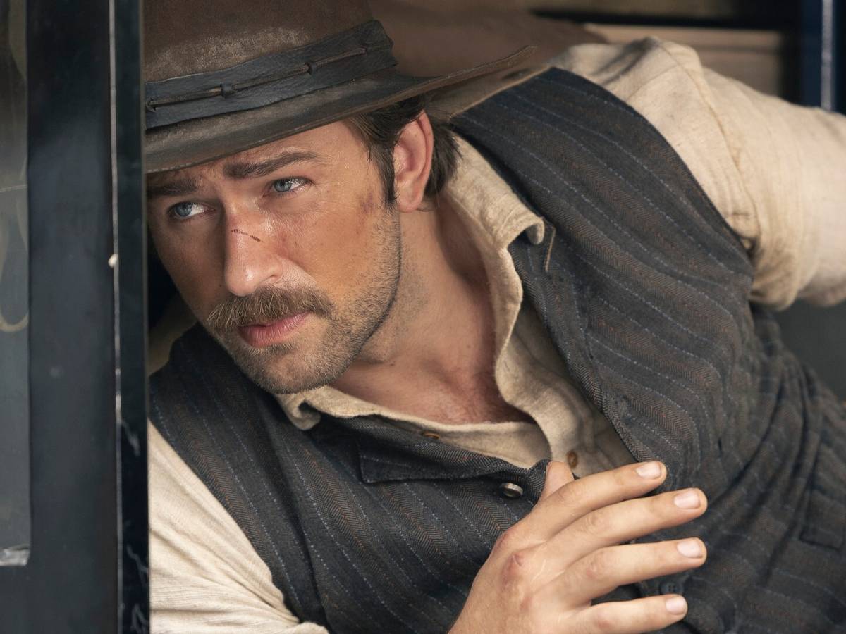 Foto promocional de 1923 com Harrison Ford e Helen Mirren em cenário de fazenda do universo Yellowstone