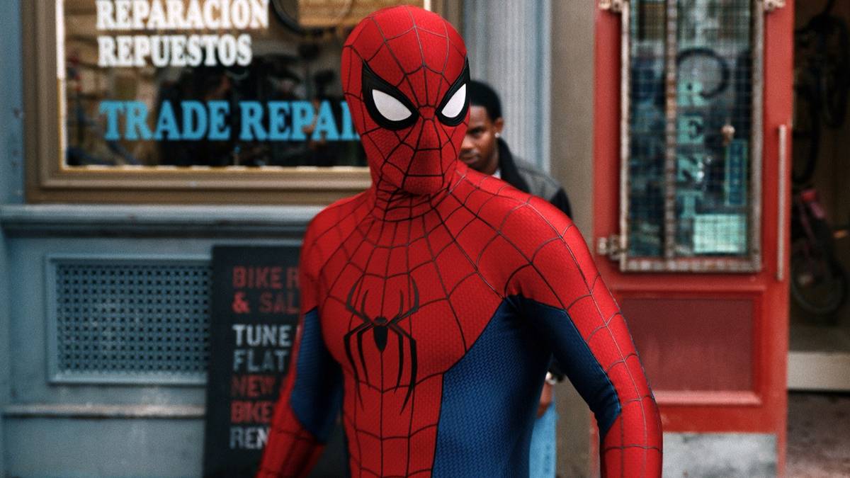 Comparação visual dos trajes de Tobey Maguire, Andrew Garfield e Tom Holland lado a lado